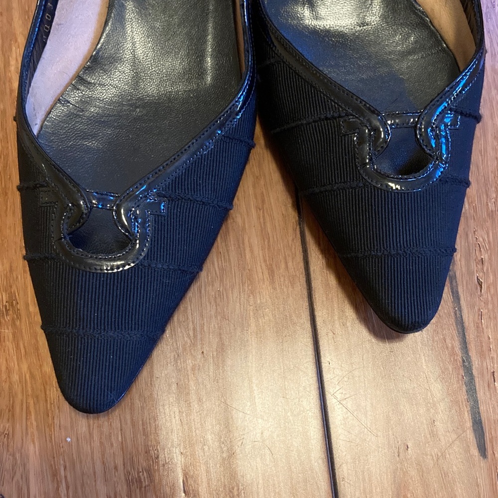 Salvatore Ferragamo Women's Black Pointy toe Flats - Picture 4 of 5